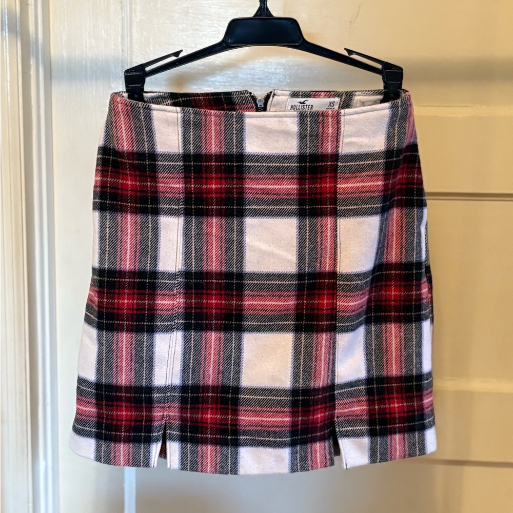 Hollister Women's Festive Plaid Mini Skirt - Red and Black